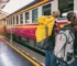 Avrupa tren bileti ile tren yolculuğu yapan sırt çantalı gezginler